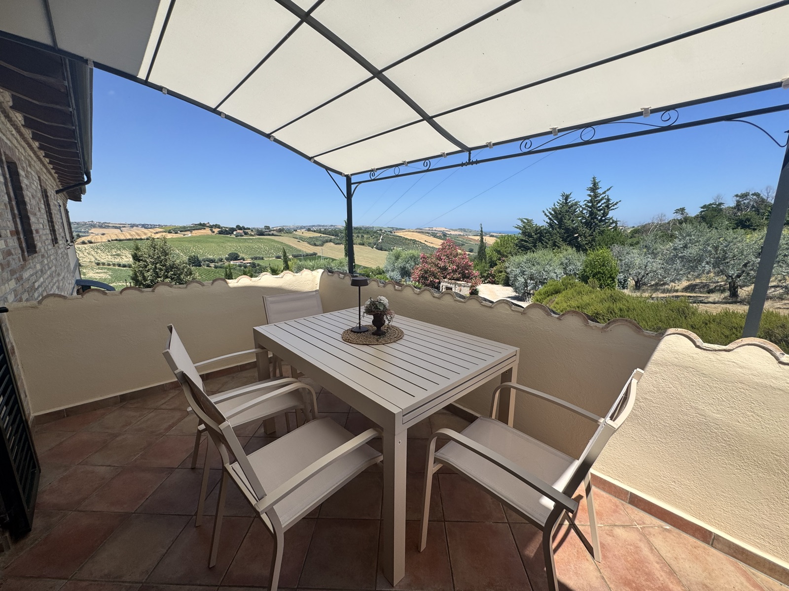 Terrasse von Apartment Girasole mit Blick über die Marken