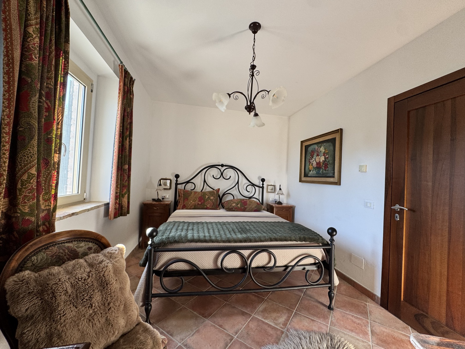 Zimmer Papavero mit schmiedeeisernem Bett