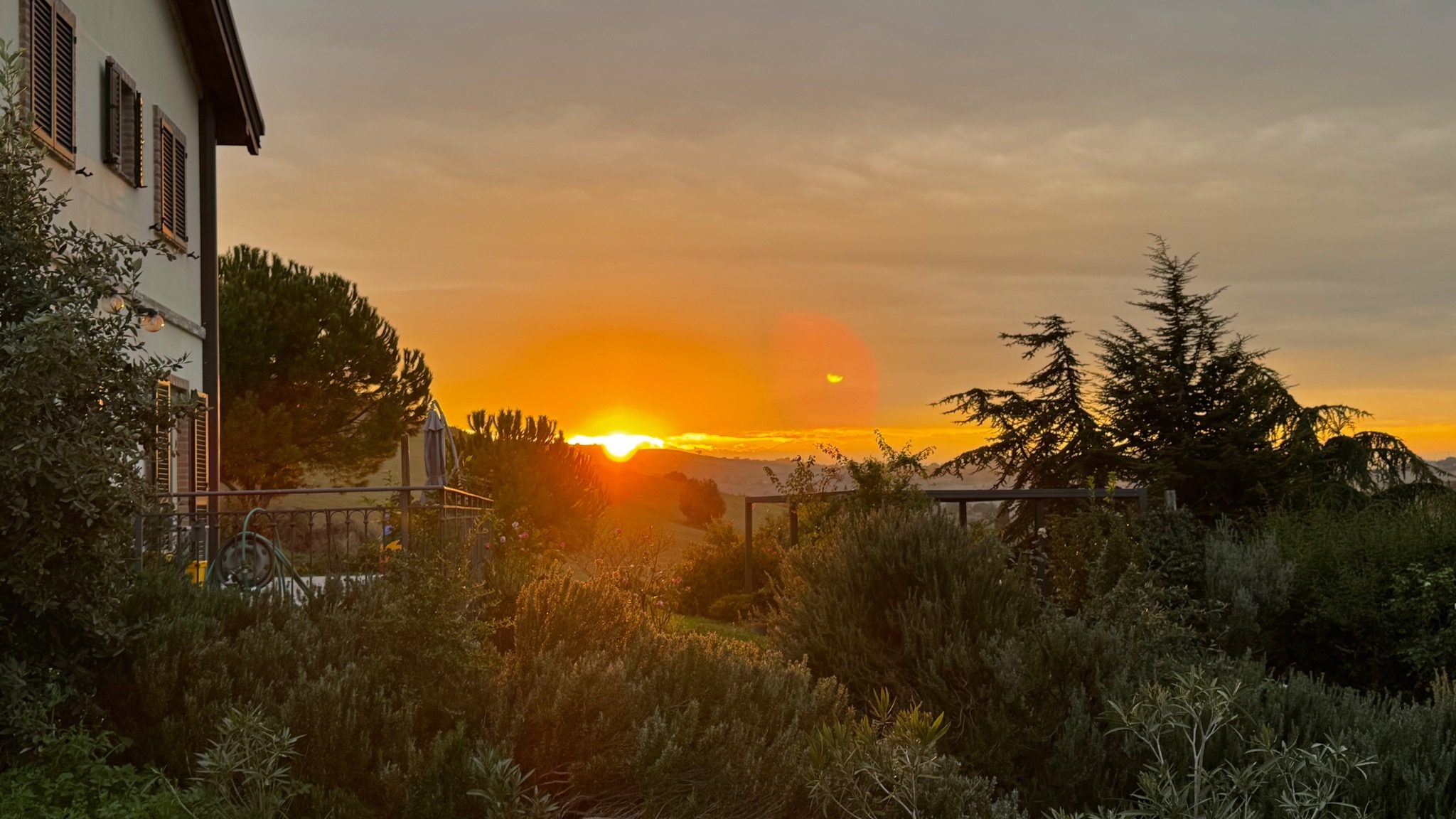 Sonnenuntergang über den Hügeln bei Farm Ca’Nick